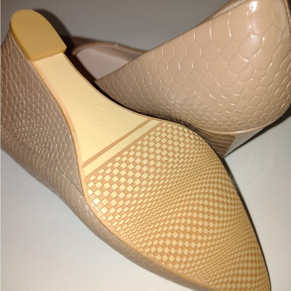 Official., wedge high and comfortable. Brand new - Picture 3 of 7